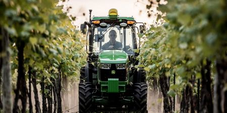 Photo for: Mechanized Versus Hand Work in the Vineyard: Crafting Top-Quality Wine
