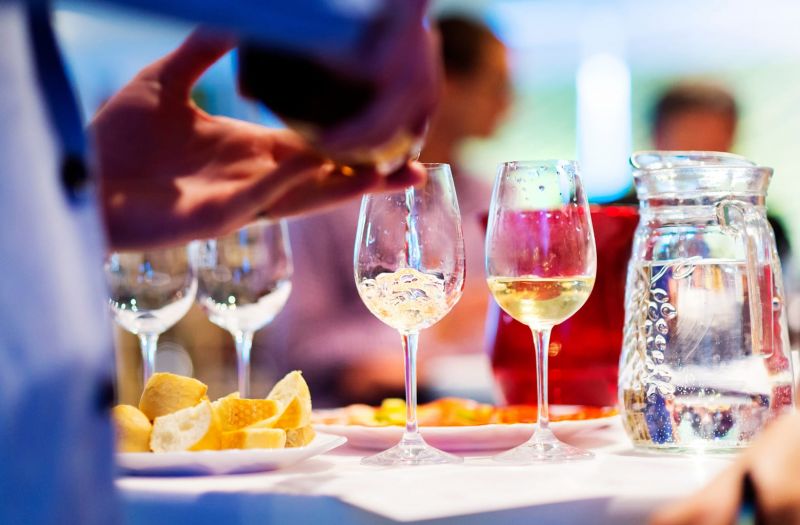 According to a Sommelier, These Are The Wine Glasses Your